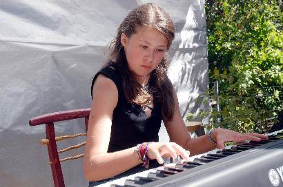 Pianistė Guoda Indriūnaitė pradėjo tradiciją savo ir draugų koncertus rengti prie tėvų namų Anykščių senamiestyje.
