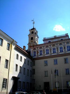 Atkurtas Vilniaus universitetas buvo pavadintas Stepono Batoro vardu.