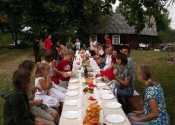 Kaimo susitikimo dalyviai stalą suruošė Alvido ir Dalios Titenių kieme.