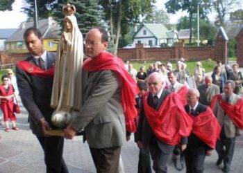 Fatimos Dievo motinos Marijos statulą atlydėjo delegacija.