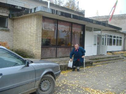 Prie urnos garbaus amžiaus rinkėja atskubėjo pasiramsčiuodama ramentais. Autorės nuotr.