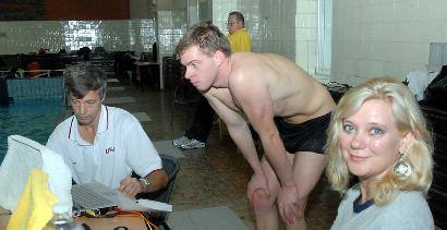 Į Anykščius atvykęs sporto mokslininkas Genadijus Sokolovas( pirmas iš kairės) priminė, kad būtent Anykščiai tampa Lietuvos plaukimo centru. Dešinėje – jo žmona Birutė.