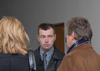 Kaltinamas tyčiniu sunkiu sveikatos sužalojimu buvęs policijos pareigūnas Vilmantas Vaitkūnas pirmame teismo posėdyje liudijusiems asmenims neuždavė nė vieno klausimo.