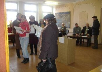 Prie urnų iki vidudienio atėjo beveik trečdalis Kavarsko apylinkės rinkėjų. Autorės nuotr.