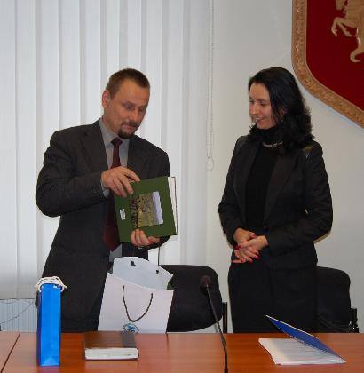 Meras Sigutis Obelevičius ir Teisingumo ministerijos viceministrė Eglė Račinskienė apsikeitė dovanomis.