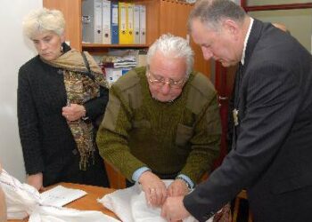 Rinkiminei komisijai balsavimo rezultatus perduoda Kurklelių rinkiminės apylinkės komisijos pirmininkė Danguolė Kavaliauskienė. Jono Junevičiaus nuotr.