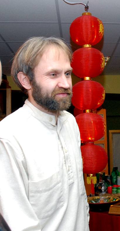 Arbatos klubo „Arbatos magija“ vadovas Ramūnas Daugelavičius moko moksleivius arbatos paruošimo ir jos gėrimo subtilybių. Jono JUNEVIČIAUS nuotr.