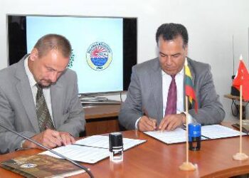 Anykščių meras Sigutis Obelevičius ir Dalamano municipaliteto meras Sedat Yilmaz pasirašo bendradarbiavimo sutartį. Autoriaus nuotr.
