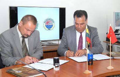 Anykščių meras Sigutis Obelevičius ir Dalamano municipaliteto meras Sedat Yilmaz pasirašo bendradarbiavimo sutartį. Autoriaus nuotr.