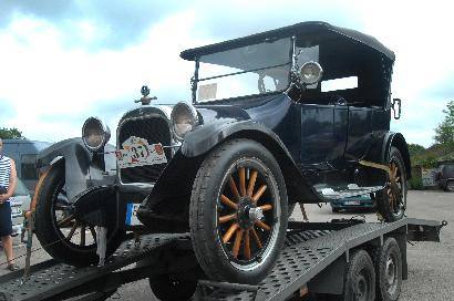 1922 metų gamybos Dodge jau panašus į šiandieninį automobilį, nes jame mažai medžio, kėbulas geležinis, turi 3 padalus, starterį, tik rato stipinai dar ąžuoliniai... Jono JUNEVIČIAUS nuotr.