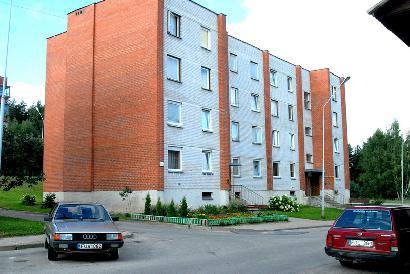 Storių gatvės 13 namo gyventojai pasidalinę į dvi stovyklas: vieniems paaugliai kelia rūpesčių, kitiems netrukdo. Jono JUNEVIČIAUS nuotr.
