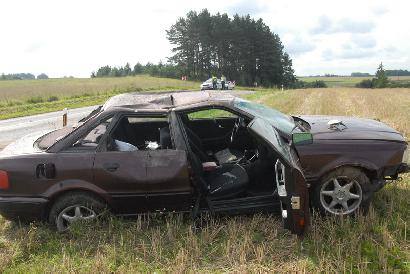 Audi 80“ nulėkė nuo kelio, vertėsi ir sustojo ant ratų. Jono JUNEVIČIAUS nuotr.