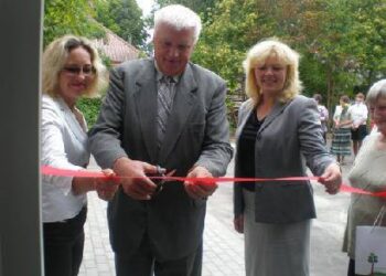 Raudoną juostelę perkirpo Jūratė Griciūtė, Donatas Krikštaponis ir Jolanta Pleškienė. Autorės nuotr.