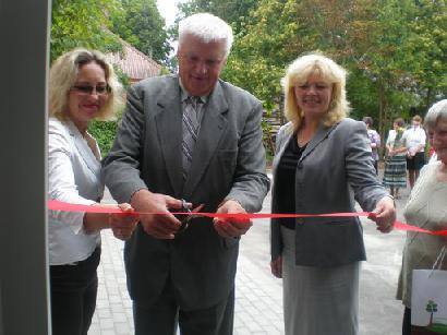 Raudoną juostelę perkirpo Jūratė Griciūtė, Donatas Krikštaponis ir Jolanta Pleškienė. Autorės nuotr.