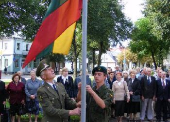 Vėliavą su juodu kaspinu kėlė Anykščių šauliai.
