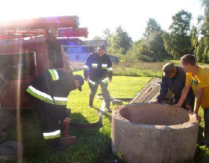 Iš užteršto Kabošių kaimo šulinio vandenį išsiurbė Anykščių rajono ugniagesių tarnybos komanda. Algirdo Gansiniausko nuotr.