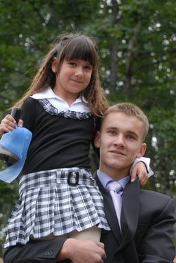 Abiturientas Deividas Medžiuolis ir pirmokė Monika Kazakevičiūtė skambučiu pakvietė į klases. Autoriaus nuotr.