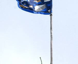Keista vėliava plevėsuoja prie kelio Anykščiai – Niūronys. Autoriaus nuotr.
