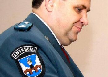 Ažuožeriuose kalbama, kad tyrimas dėl darbo vietoje mirusio vyro bus nutrauktas, todėl, kad darbuotojągalimai pasamdžiusio Rimo Pakėno sūnus - įtakingas Anykščių policijos komisariato kriminalistas Saulius Pakėnas - galėjo pasirūpinti, kad tėvui negrėstų
