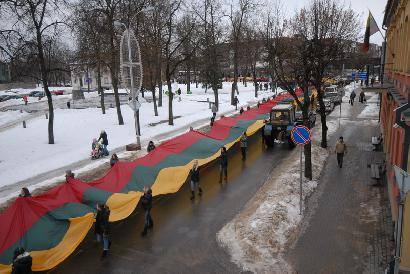 Didžiulė A.Vienuolio gimnazijos vėliava bus prailginta dvigubai. Pirmą kartą ją anykštėnai pamatė sausio 11-ąją, o sausio 13-ąją vėliava keliavo Vilniaus gatvėmis. Jono JUNEVIČIAUS nuotr.