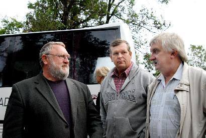 Su Gaižiūnų kaimo bendruomenės pirmininku (kairėje) kalbasi seniūnaitis Raimondas Sunklodas ir seniūnas Algirdas Gansiniauskas. Autoriaus nuotr.