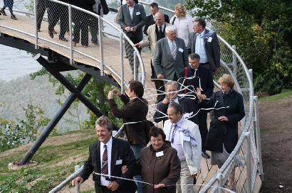 Zarasų apžvalgos ratu, per jo atidarymą žengė ir Anykščių vicemeras Donatas Krikštaponis. Algirdo MISEVIČIAUS nuotr.