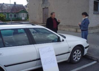 Vyriškis anykštėnams siūlė darbą „su galva ir liežuviu“. Autoriaus nuotr.