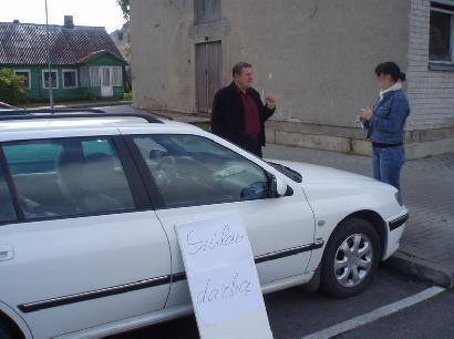 Vyriškis anykštėnams siūlė darbą „su galva ir liežuviu“. Autoriaus nuotr.