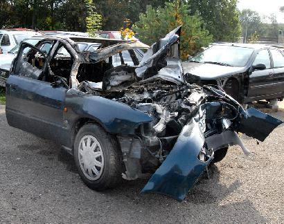 Po smūgio į traktoriaus priekabą lengvasis automobilis užsidegė. Jono JUNEVIČIAUS nuotr.