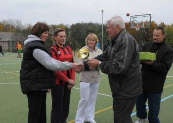 Meras Sigutis Obelevičius ir vicemeras Donatas Krikštaponis įteikė dovanas pirmiesiems sportininkams, išbandžiusiems modernią sporto aikštelę.