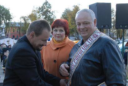 Konkurso „Metų ūkis 2011“ nugalėtojams Alvydui ir Jolantai Jurkėnams meras Sigutis Obelevičius įteikė padėką ir apjuosė tautine juosta.