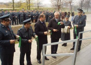 Simbolinę juostelę perkirpo Utenos apskrities vyriausiojo policijos komisariato ir Anykščių policijos komisariato bei policijos departamento vadovai.