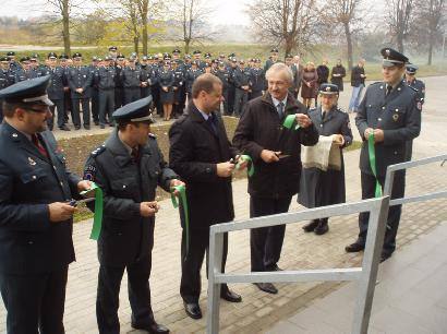 Simbolinę juostelę perkirpo Utenos apskrities vyriausiojo policijos komisariato ir Anykščių policijos komisariato bei policijos departamento vadovai.