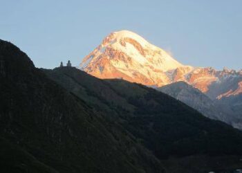 Legendinis Kazbekas - tik septintas pagal aukštį Kaukazo kalnas. Rimgaudo ŠLEKIO nuotr.