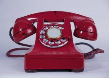 Telefoniniai sukčiai iš patiklių žmonių išgauna banko duomenis.