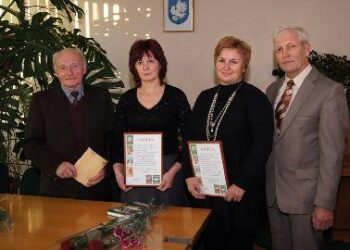 Knygų apie Viešintas autoriai Algimantas Bekenis ir Tautvilas Uža padėkas įteikė renginio organizatorėms Jolantai Mameniškienei ir Daivai Abraškevičienei.