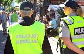 Policijos rėmėjai su maskuojamająja uniforma gali kai kuriems anykštėnams sukelti neigiamas emocijas.