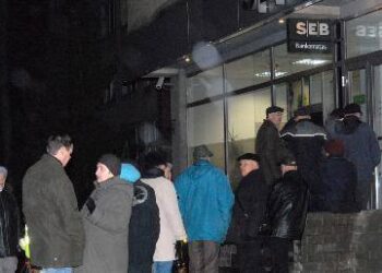 Prie SEB-o durų žmonės laukė, kada galės atsiimti pinigus