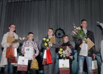 Premijos vaikams ir jaunimui „Už nuopelnus Anykščių kraštui“ laureatai (iš kairės) Emilija Musteikytė, Domas Krikščiūnas, Paulius Raškevičius, Milda Daunoraitė ir Modestas Girkus Autoriaus nuotr.