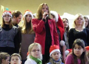 Gimnazijos direktorė Irena Andrukaitienė sveikino gimnazijos kolektyvą artėjančių Šv.Kalėdų proga.