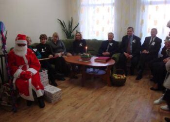 Seniūnai su Kalėdų seneliu viešėjo Svėdasų senelių globos namuose. Algirdo GANSINIAUSKO nuotr.