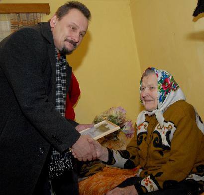 Su jubiliejumi Stanislavą Petrusevičienę pasveikino meras Sigutis Obelevičius. Autoriaus nuotr.
