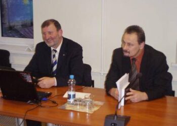 Seimo Aplinkos apsaugos komiteto pirmininkas Jonas Šimėnas (kairėje) anykštėnus ragino nustoti vežti komunalines atliekas į sąvartynus, bet daryti pinigus šiukšles perdirbant. Autoriaus nuotr.