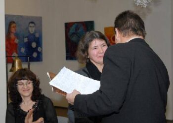 Dailėtyrininkė Dalia Tarandaitė atsiima Teresės Mikeliūnaitės kultūros premiją. Nuotr. Jono JUNEVIČIAUS