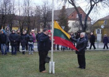 Vėliavą kėlė, kaip ir pridera seniūnas Algirdas Gansiniauskas ir klebonas Norbertas Martinkus.