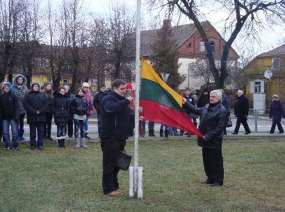Vėliavą kėlė, kaip ir pridera seniūnas Algirdas Gansiniauskas ir klebonas Norbertas Martinkus.