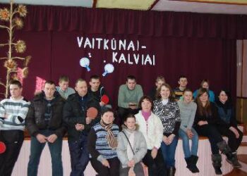 Stalo teniso draugiškų varžybų organizatoriai, dalyviai ir palaikymo komandų nariai prisiminimui įsiamžino bendroje nuotraukoje. Vytauto BAGDONO nuotr.