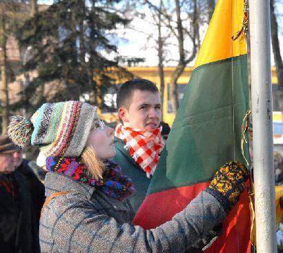 Vėliavą kėlė J. Biliūno gimnazijos gimnazistė Emilija Musteikytė. Jono JUNEVIČIAUS nuotr.