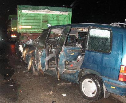 Eismo įvykio metu sužaloti RENAULT ESPACE vairuotojas (g.1968 m.) kupiškėnas ir keleivė, 1975 metais gimusi kupiškėnė. Anykščių policijos komisariato nuotr.