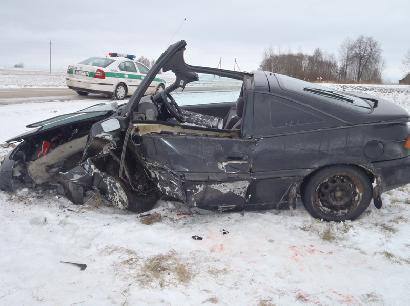 Avarijos metu automobilis stipriai sudaužytas.